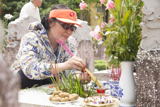 Dù công việc bận rộn như thế nào thì những ngày này họ đều giành thời gian đến chăm sóc phần mộ của thân nhân mình.