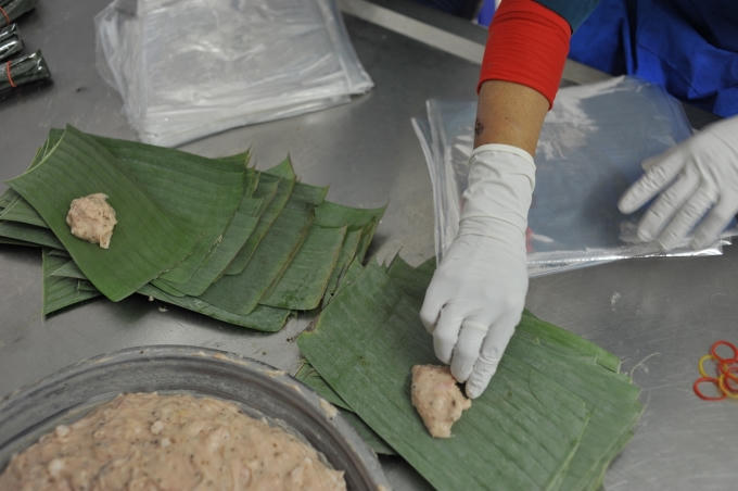 Mục sở thị c&aacute;ch l&agrave;m gi&ograve; chả của người Ước Lễ