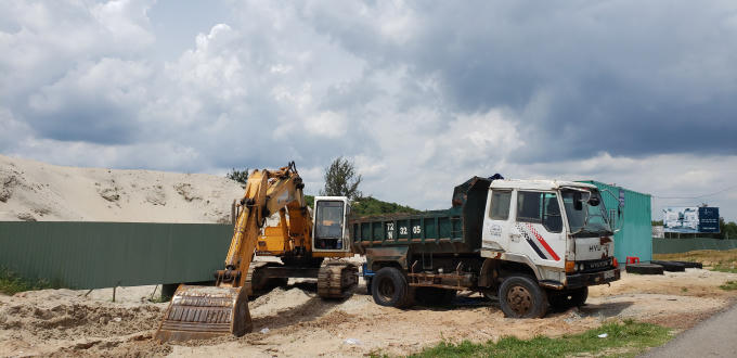 Bãi tập kết cát của Công ty Việt Khôi Hưng tại xã Láng Hàng, huyện Xuyên Mộc tỉnh BR – VT.