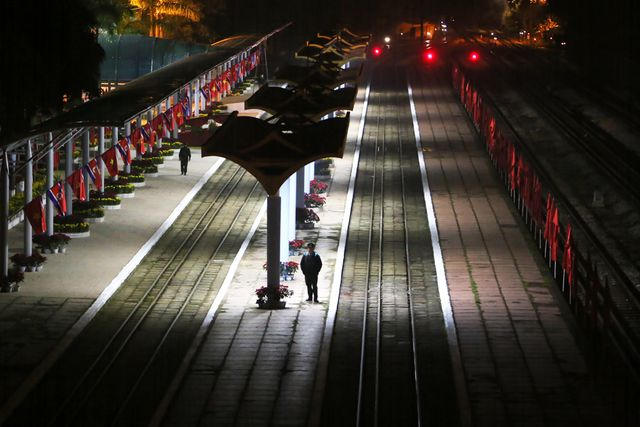 22h đêm 25/2, đèn điện thắp sáng khắp ga Đồng Đăng. Lực lượng an ninh canh gác dưới những lá cờ Việt - Triều treo dọc hai bên đường ray.