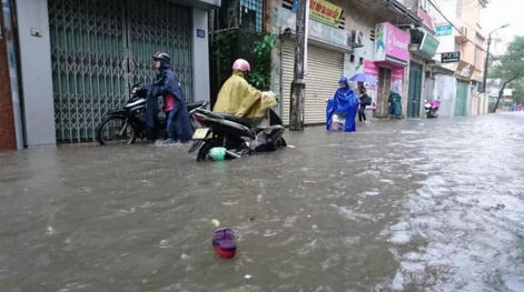 Đường Nguyễn Trãi có cốt khá cao, nhưng vẫn bị ngập sau trận mưa chiều nay