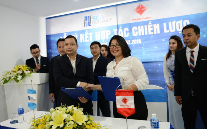 Đại diện hai công ty "bắt tay" hợp tác chiến lược