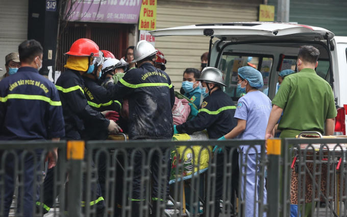 Lực lượng PCCC dập lửa ở ngôi nhà trên phố Tôn Đức Thắng