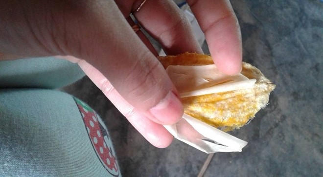 Trong clip, người đàn ông vừa thái xoài vừa khẳng định xoài bị làm giả, do “hạt có một lớp nylon được làm từ tinh dầu hoặc một thứ hóa chất, tinh chất nào đó”. Ảnh chụp từ clip.