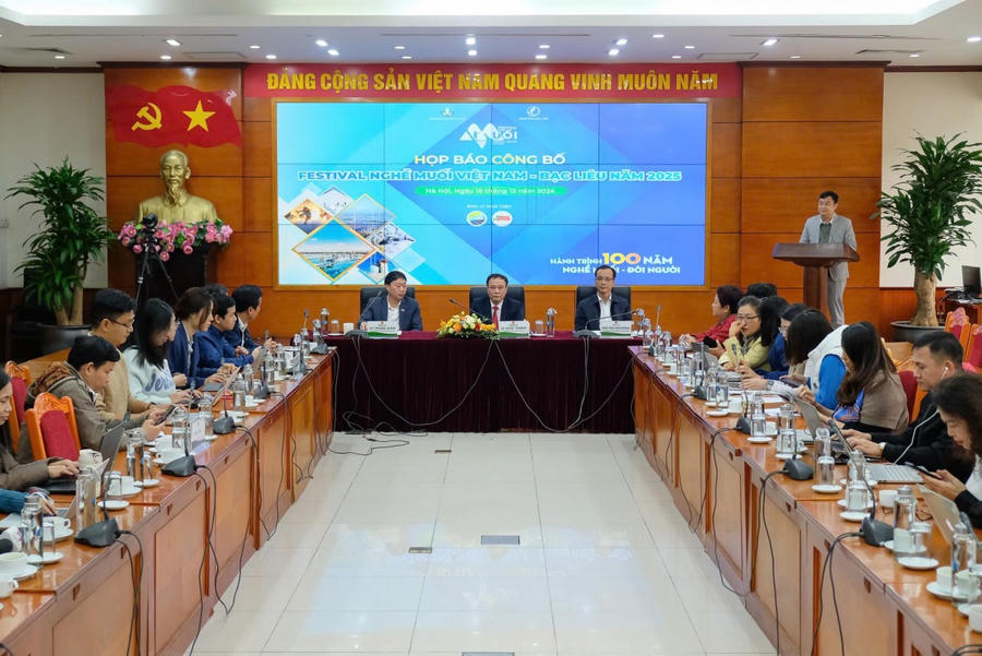 Toàn cảnh họp báo.