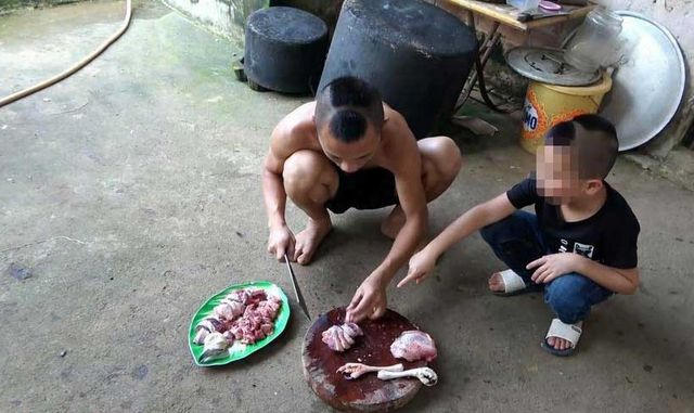 Hình ảnh 2 anh em "Tam Mao" làm thịt chim được cho là chim quý nằm trong sách đỏ.