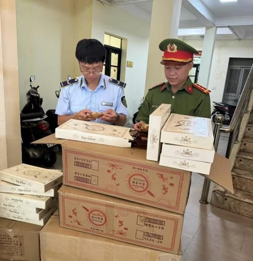 Gần 1.000 chiếc bánh trung thu không rõ nguồn gốc bị Đội Quản lý thị trường số 5 bắt giữ.
