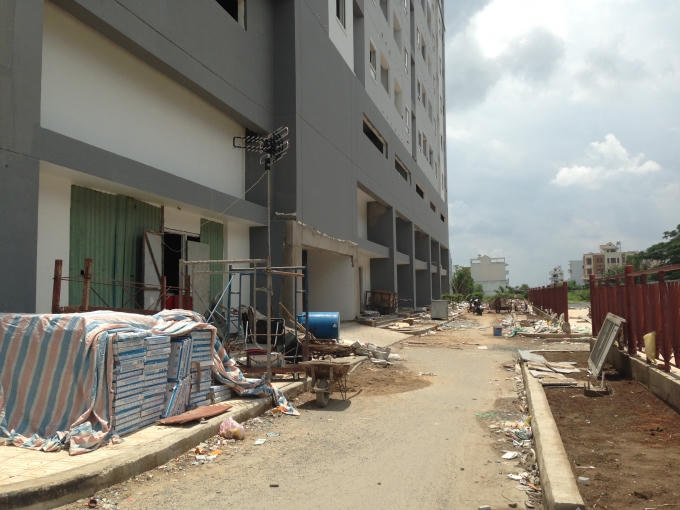 Khung cảnh ngổn ngan dưới sảnh chung cư HQC Plaza.