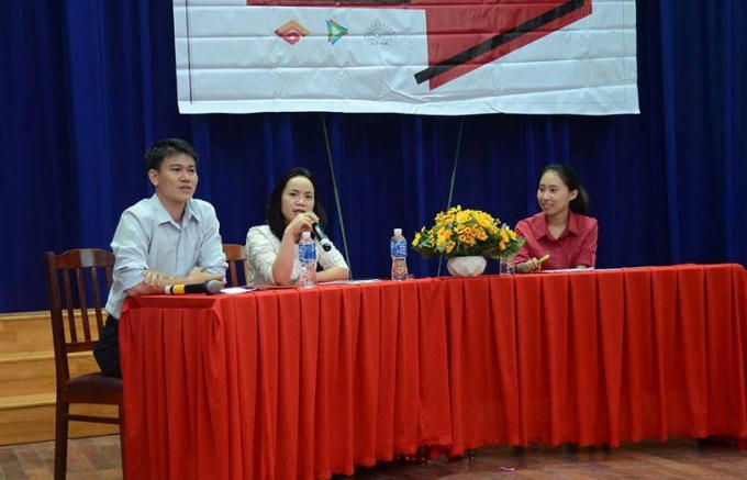 Hai vị khách mời chia sẻ chuyện đời, chuyện nghề với các bạn sinh viên. (Ảnh Phóng viên trẻ)