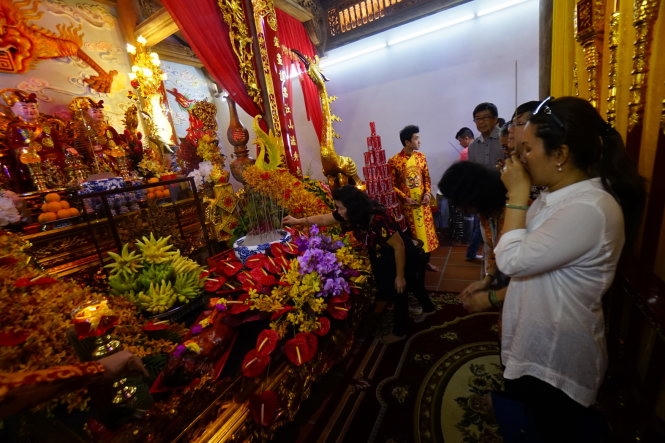 Du khách và nghệ sĩ thắp hương trong nhà thờ tổ.