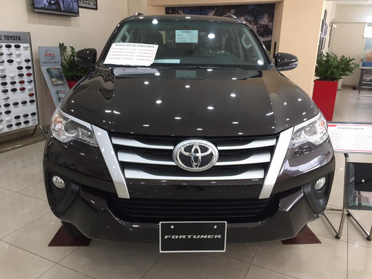 Ngay cả xe Fortuner, Hillux vừa mới được nhập về lô đầu tiên trong năm 2018 này cũng đang chờ khách.