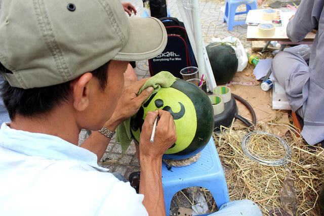 Giáp Tết: Kiếm tiền triệu nhờ điêu khắc trên vỏ dưa xanh