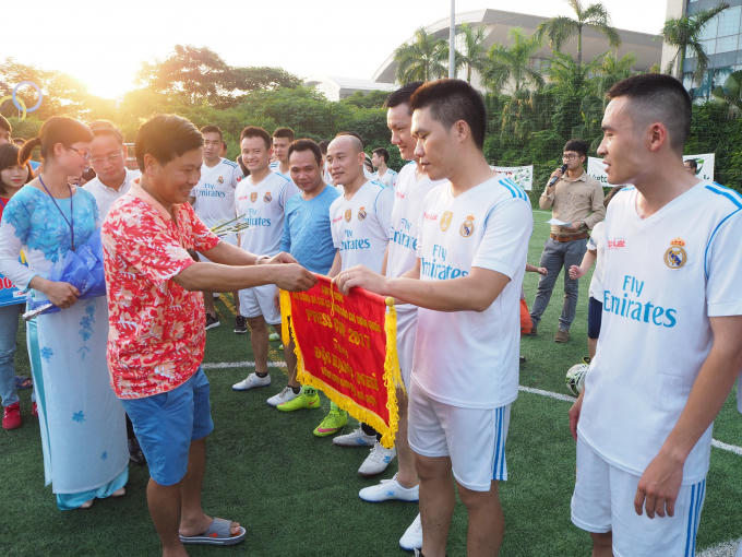 Ông  Nguyễn Thành Lương Phó TGĐ Đài Truyền hình Việt Nam trao cờ lưu niệm và giải nhì cho đội báo Pháp luật Việt Nam.