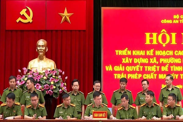 Đại diện Phòng Cảnh sát điều tra tội phạm về ma tuý (Công an tỉnh) và công an các xã, phường được chọn làm điểm xây dựng xã, phường không ma túy năm 2025 ký cam kết.