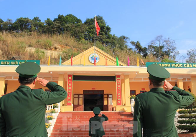 Lễ 'Chào cờ chủ quyền' thiêng liêng ngày đầu năm mới ở nơi biên thùy - ảnh 4
