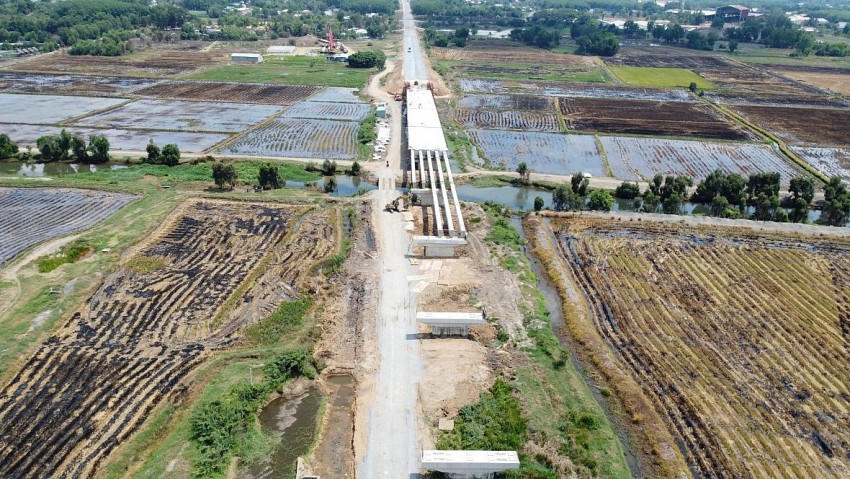 Cầu Tây Long có ý nghĩa mang tên ghép giữa Tây Ninh và Long An bắc qua kênh đào Thạch Bích là ranh giới hành chính giữa hai tỉnh.