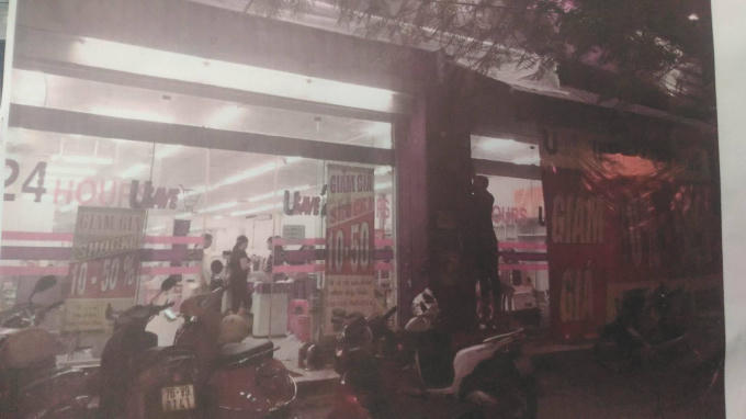 Trước khi thi công, tại địa chỉ này có một siêu thị tồn tại, không gian được thông nhau giữa hai căn nhà.