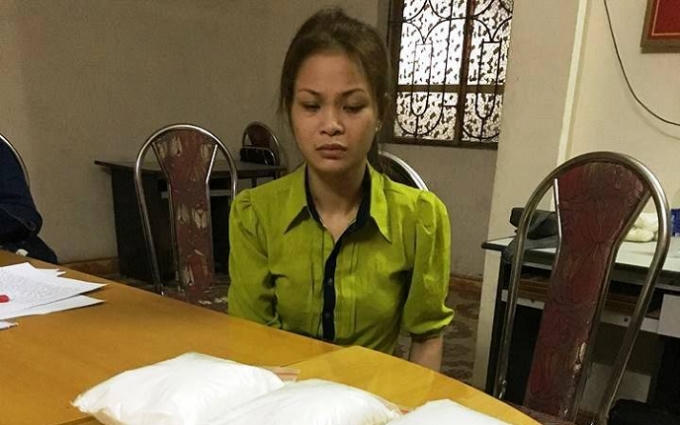 Nguyễn Thị Dung cùng tang vật tại cơ quan Công an.