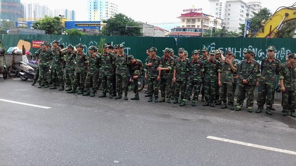 Lực lượng quân đội cũng có mặt tại hiện trường.