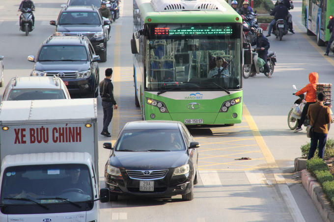 Các phương tiện cá nhân lấn làn xe buýt BRT sẽ bị xử lý nghiêm.
