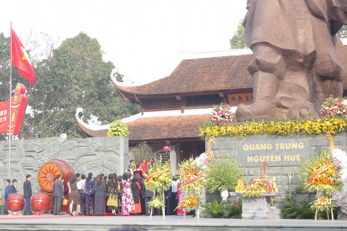 Lãnh đạo Đảng, Nhà nước và TP Hà Nội dâng hương.