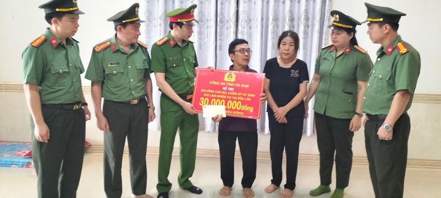 2-dai-ta-le-van-tuan-uy-vien-btv-dang-uy-pho-giam-doc-cong-an-tinh-va-doan-cong-tac-cua-cong-an-tinh-ha-nam-thap-huong-tuong-nho-963.