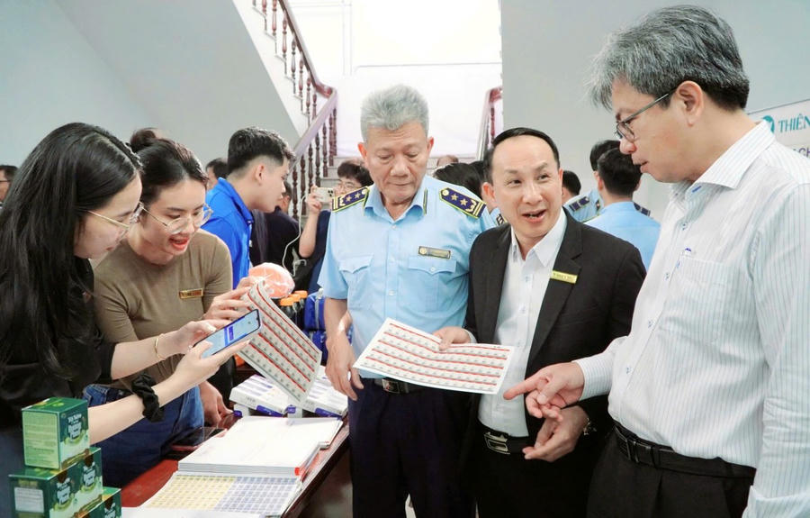 Chi cục trưởng Chi cục Quản lý thị trường tỉnh An Giang Lê Khánh Hưng cùng đại biểu tham gian hàng trưng bày các sản phẩm