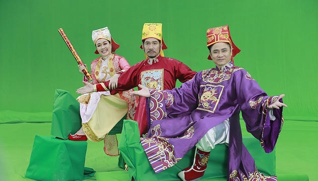 Bất chấp thời tiết Hà Nội đang chìm trong giá lạnh, các "Táo" vẫn rất vui khi ngồi trước quạt.