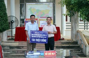 Thứ trưởng Trần Tiến Dũng trao 150 triệu đồng cho đại diện lãnh đạo huyện Mường La