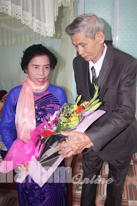 Trao nhau những ấm nồng hạnh phúc.