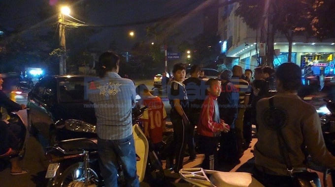 Rất đông người tham gia giao thông dừng lại làm cho giao thông tại đoạn ngã tư này ùn tắc.