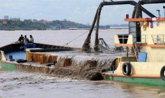 Một thuyền khai thác cát hoạt động trên sông Mekong ở Phnom Penh. (Ảnh: AFP)