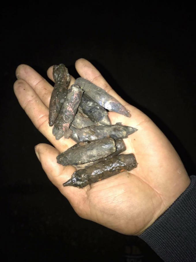 Những mảnh sắt được cho là đạn bắn vương hiện trường. Ảnh Vinh Khoa.