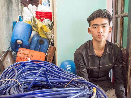 Ngư dân Nguyễn Minh Lên (SN 2000, con trai thuyền trưởng Hùng) đi cùng chuyến tàu, cho biết, gia đình đang nợ ngân hàng sau vụ bị ép chìm tàu.