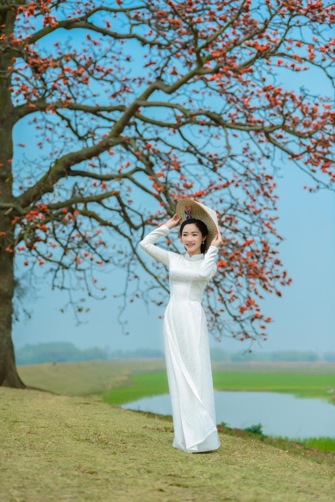 Tháng ba chiều đứng ngu ngơ  Đỏ trời hoa gạo thẫn thờ lòng tôi...