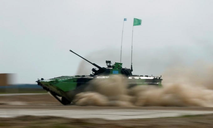 Xe chiến đấu bộ binh BMP-2, do đội Kazakhstan điều khiển lao đi như vũ bão. (Ảnh: Reuters)