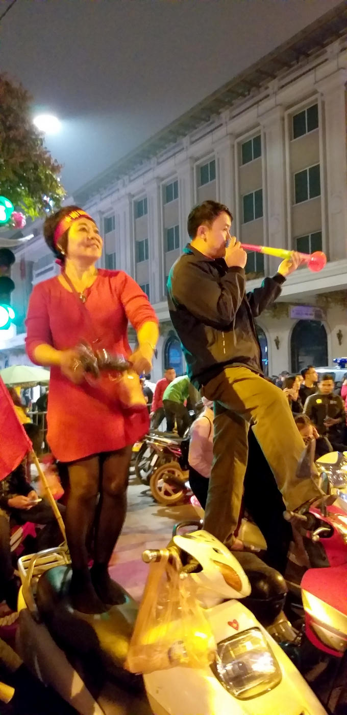 Giây phút thăng hoa của người hâm mộ Thủ đô.