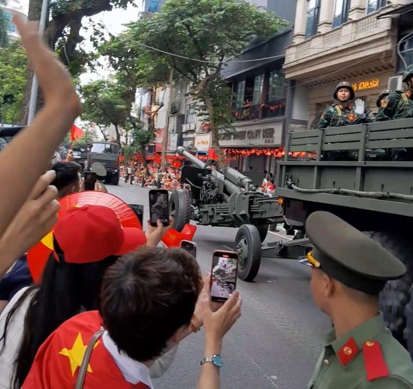 Dàn khí tài bánh lốp đi giữa lòng nhân dân trong buổi Tổng duyệt