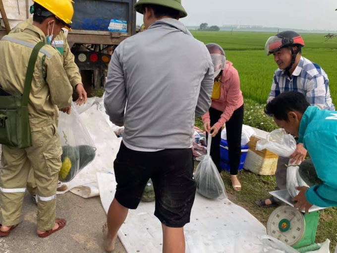 Người dân cùng chung tay mua dưa giúp tài xế.