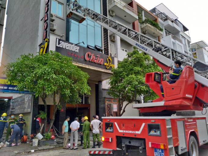 Lực lượng PCCC dập lửa tại 1 cơ sở kinh doanh.
