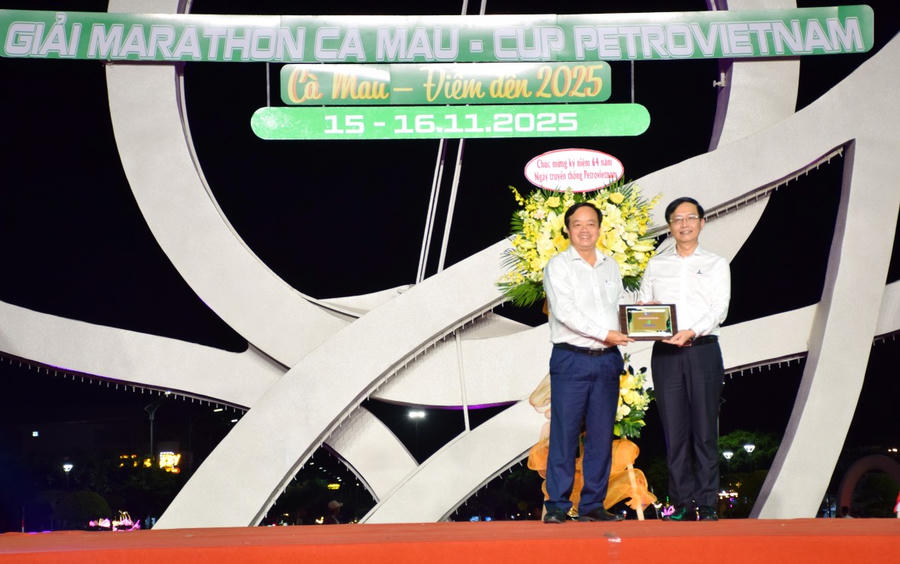 Ông Huỳnh Quốc Việt - Ủy viên dự khuyết BCH TW Đảng, Phó Bí thư Thường trực Tỉnh ủy, Chủ tịch Ủy ban MTTQ Việt Nam tỉnh Cà Mau (bên trái), tặng hoa chúc mừng Kỷ niệm 64 năm Ngày truyền thống Ngành Công nghiệp – Năng lượng quốc gia Việt Nam. Đồng thời, trao tặng biểu trưng cảm ơn nhà tài trợ.