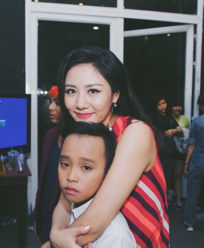 Hồ Văn Cường và Giám khảo Văn Mai Hương trong hậu trường Vietnam Idol Kids.