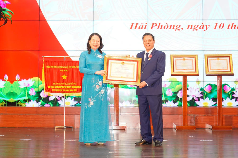 Phó Chủ tịch nước Võ Thị Ánh Xuân trao Huân chương lao động hạng Ba của Chủ tịch nước cho Chủ tịch UBND TP Hải Phòng.