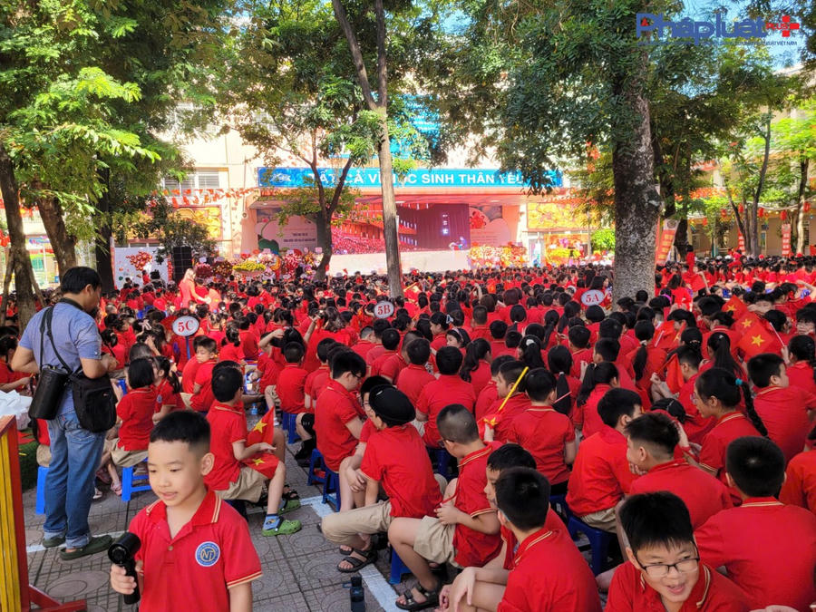 Không khí hân hoan ngày khai giảng năm học mới đầy cảm xúc của các em học sinh.