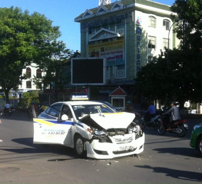 Sau cú va chạm chiếc taxi "nát đầu".