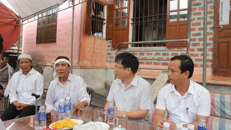 Phó chủ tịch UBND tỉnh Nghệ An ông Bùi Đình Long (thứ 2 từ phải sang) thăm hỏi gia đình 