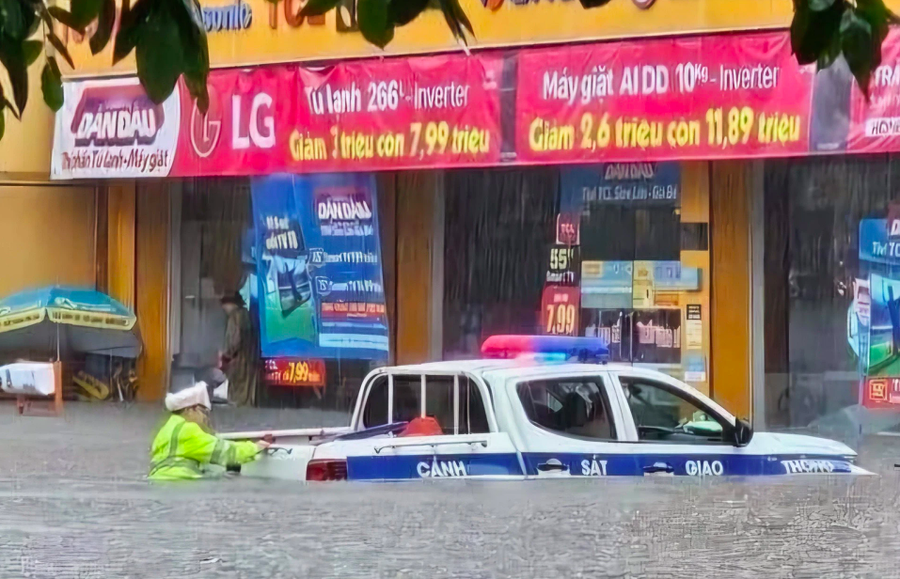 Mưa lớn gây ngập lụt tại khu vực phường Yên Thanh (TP Uông Bí).