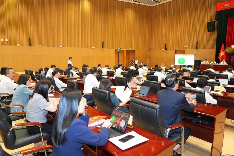 Các đại biểu biểu quyết thông qua 21 nghị quyết với tỷ lệ thống nhất cao. Ảnh Đàm Thanh