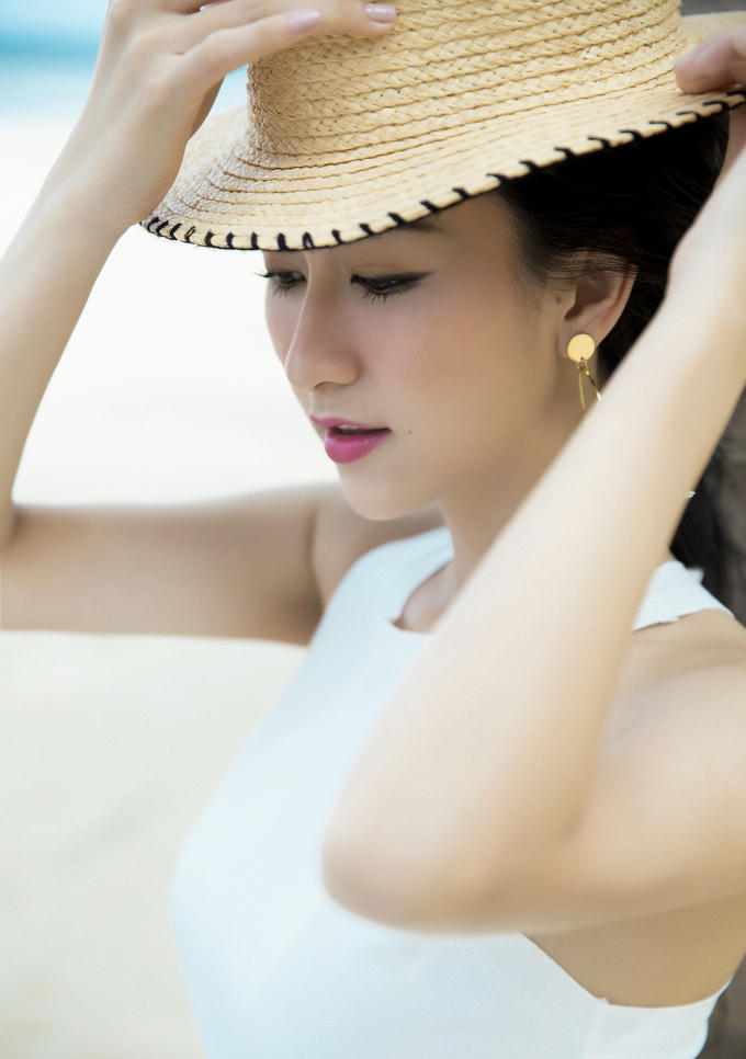 Nhân dịp đánh dấu tuổi mới, Hà Thu và ekip vừa thực hiện và chia sẻ những hình ảnh mới nhất tại bãi biển tuyệt đẹp của Việt Nam.