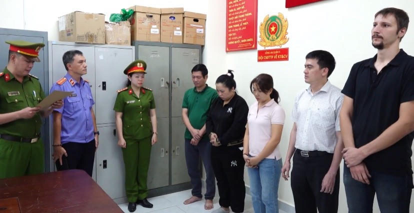 Cơ quan Cảnh sát điều tra Công an Quận 4 tống đạt các Quyết định, Lệnh đối với các đối tượng.